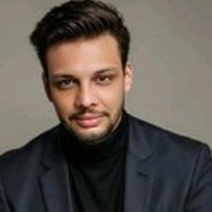 Foto de Edinaldo Sá, de blazer escuro e gola alta preta